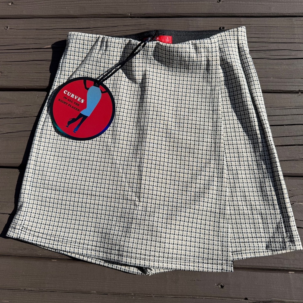Maze Collection Women’s Skort - Size S - NWT